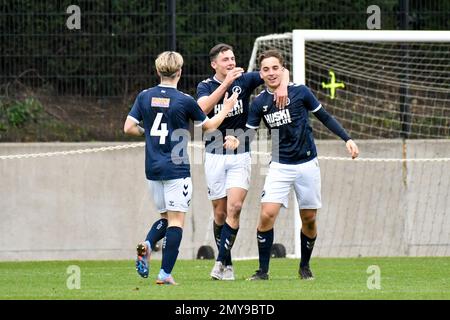 Swansea, Galles. 4 febbraio 2023. Henry Hearn of Millwall e Finley Cotton of Millwall si congratulano con il portiere Alfie Massey di Millwall durante il gioco della Professional Development League tra Swansea City Under 18 e Millwall Under 18 alla Swansea City Academy di Swansea, Galles, Regno Unito, il 4 febbraio 2023. Credit: Duncan Thomas/Majestic Media. Foto Stock