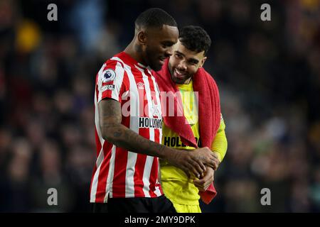 Ivan Toney di Brentford e David Raya di Brentford festeggiano la vittoria durante la partita della Premier League tra Brentford e Southampton al GTECH Community Stadium di Brentford sabato 4th febbraio 2023. (Foto: Tom West | NOTIZIE MI) Credit: NOTIZIE MI & Sport /Alamy Live News Foto Stock