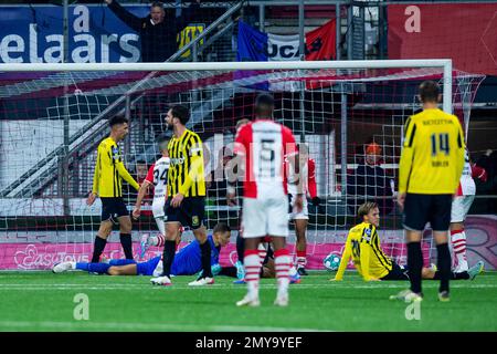 EMMEN - (l) il portiere di Vitesse Kjell Scherpen (r) Jasin Amin Assehnoun del FC Emmen festeggia il 1-2 durante la partita olandese della Premier League tra FC Emmen e Vitesse a De Oude Meerdijk il 4 febbraio 2023 a Emmen, Paesi Bassi. LASKER ANP COR Foto Stock