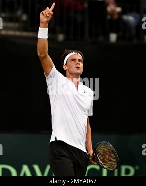 Treviri, Germania. 04th Feb, 2023. Tennis, uomini: Coppa Davis - turno di qualificazione, qualificazione, Germania - Svizzera; single. Daniel Altmaier, tedesco, allieta la partita contro Wawrinka. Credit: Harald Tittel/dpa/Alamy Live News Foto Stock