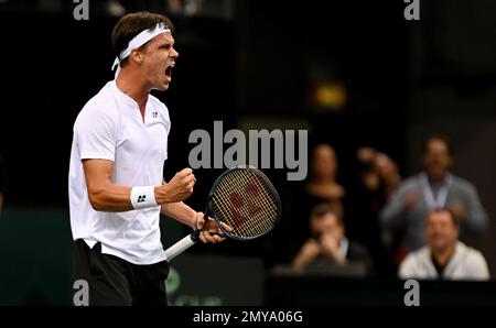 Treviri, Germania. 04th Feb, 2023. Tennis, uomini: Coppa Davis - turno di qualificazione, qualificazione, Germania - Svizzera; single. Daniel Altmaier, tedesco, allieta la partita contro Wawrinka. Credit: Harald Tittel/dpa/Alamy Live News Foto Stock