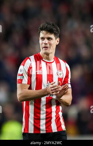 Christian Norgaard di Brentford celebra la vittoria durante la partita della Premier League tra Brentford e Southampton al GTECH Community Stadium di Brentford sabato 4th febbraio 2023. (Foto: Tom West | NOTIZIE MI) Credit: NOTIZIE MI & Sport /Alamy Live News Foto Stock