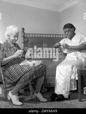 Mary McLeod Bethune e la sig.ra Davis, un amico di vita, che parla dei periodi in cui il Dott. Bethune ha venduto le torte dolci della patata per fare il pagamento di acconto sull'istituzione conosciuta ora come università di Bethune-Cookman, Daytona Beach, Florida, Stati Uniti, parchi di Gordon, STATI UNITI Office of War Information, gennaio 1943 Foto Stock