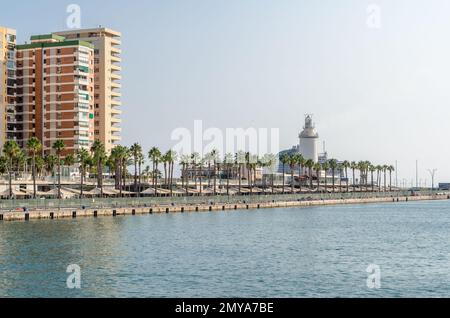 MALAGA, SPAGNA - 12 OTTOBRE 2021: Vista del porto e faro di Malaga, Andalusia, Spagna Foto Stock