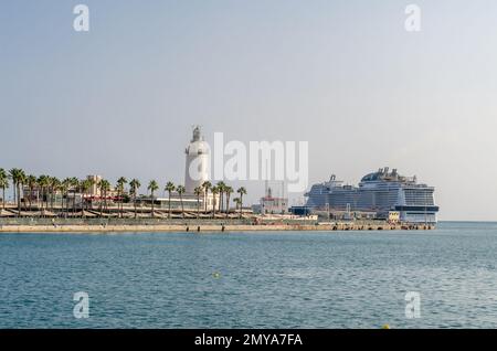 MALAGA, SPAGNA - 12 OTTOBRE 2021: Vista del porto e faro di Malaga, Andalusia, Spagna Foto Stock