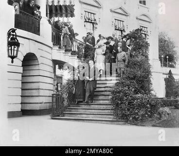 STATI UNITI Presidente Warren G. Harding che scortano Marie Curie giù i punti ai terreni meridionali della Casa Bianca, Washington, D.C., Stati Uniti, National Photo Company, Maggio 1921 Foto Stock