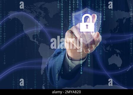 Concetto di sicurezza informatica. Uomo che usa lo schermo virtuale con l'illustrazione del lucchetto, primo piano Foto Stock