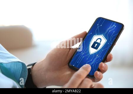 Concetto di sicurezza informatica. Uomo che usa l'applicazione sul telefono, primo piano Foto Stock