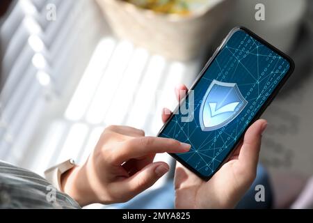 Concetto di sicurezza informatica. Donna che utilizza l'applicazione sul telefono, primo piano Foto Stock