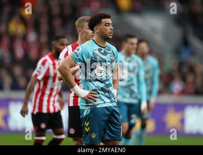 4th febbraio 2023; GTECH Community Stadium, Brentford, Londra, Inghilterra; Premier League Football, Brentford contro Southampton; che Adams di Southampton Foto Stock