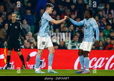 Jorgen Strand Larsen, Joseph Aidoo di RC Celta de Vigo durante la partita di la Liga, Data 20, tra Real Betis e RC Celta ha giocato allo stadio Benito Villamarin il 04 febbraio 2023 a Siviglia, Spagna. (Foto di Antonio Pozo / PRESSIN) Foto Stock