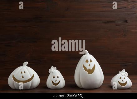 Portacandele a forma di zucca bianca su fondo in legno. Decorazione di Halloween Foto Stock