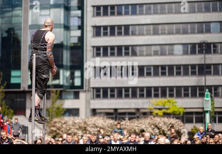 Liverpool regno unito 05, 25, 2015 artista di fuga non identificato suona nella strada a liverpool davanti ad una grande folla Foto Stock