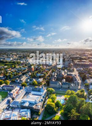 Fontana rotonda nel parco pubblico se Christchurch città della Nuova Zelanda - panoramico paesaggio urbano aereo verticale panorama. Foto Stock