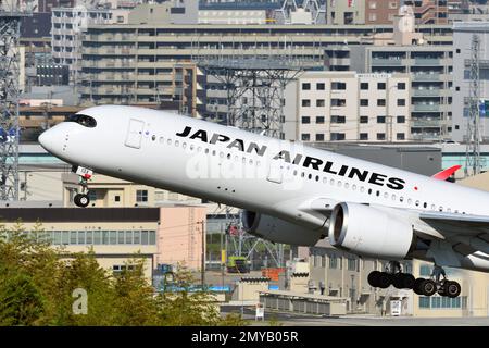 Prefettura di Fukuoka, Giappone - 02 luglio 2022: Aereo passeggeri Japan Airlines (JAL) Airbus A350-900 (JA13XJ). Foto Stock