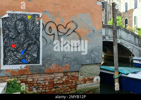 Street art ispirata al ritratto di Leonardo da Vinci di Mona Lisa su una parete che si affaccia sul Rio de San Cassan nel sestiere di San Polo, Venezia Foto Stock