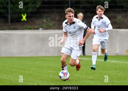 Swansea, Galles. 4 febbraio 2023. Joshua Carey di Swansea City in azione durante il gioco della Professional Development League tra Swansea City Under 18 e Millwall Under 18 alla Swansea City Academy di Swansea, Galles, Regno Unito, il 4 febbraio 2023. Credit: Duncan Thomas/Majestic Media. Foto Stock