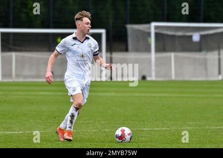 Swansea, Galles. 4 febbraio 2023. Joshua Carey di Swansea City durante il gioco della Professional Development League tra Swansea City Under 18 e Millwall Under 18 alla Swansea City Academy di Swansea, Galles, Regno Unito, il 4 febbraio 2023. Credit: Duncan Thomas/Majestic Media. Foto Stock