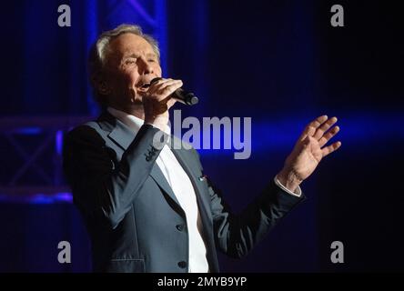 Stoccarda, Germania. 04th Feb, 2023. Peter Kraus è sul palco all'inizio del suo tour 'Meine Hits - Meine Idole'. La rock'n'roll, 83 anni fa, divenne nota come "l'Elvis tedesco" 60 anni fa. Credit: Marijan Murat/dpa/Alamy Live News Foto Stock