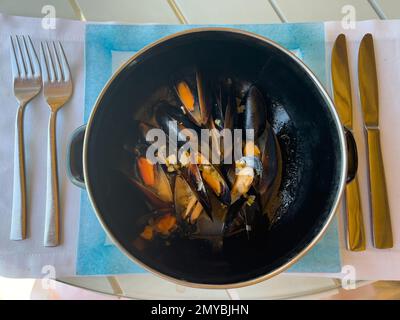 Cozze fresche moule mariniere servite in padella Foto Stock