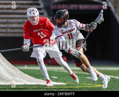 04 febbraio 2023: Attacco Rutgers Brian Cameron (11) cerca di ottenere dal difensore marista Larry Cangro (11) durante una partita di apertura della stagione NCAA Mens Lacrosse tra le volpi rosse mariste e i cavalieri scarlatto Rutgers allo SHI Stadium di Piscataway, N.J. Mike Langish/Cal Sport Media. Foto Stock