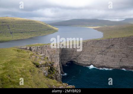 Escursione a Traelanipa intorno al lago Sørvágsvatn, all'isola Vagar e alle isole Faroe Foto Stock