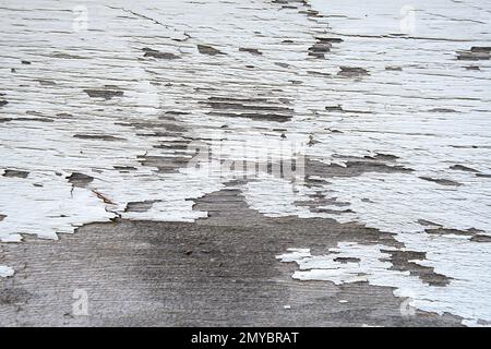 Primo piano di vernice bianca grungy peeling su rustica tavola di legno stagionato Foto Stock