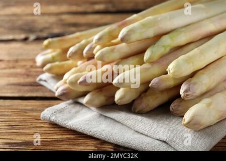 Asparagi bianchi freschi su tavolo di legno, primo piano Foto Stock