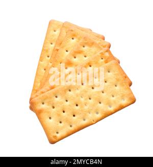 Pila di deliziosi cracker croccanti isolati sulla bianca, vista dall'alto Foto Stock