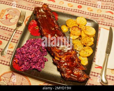 Cena fatta in casa con costolette di maiale alla griglia. Quebec, Canada. Foto Stock
