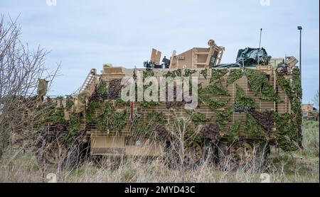 Primo piano di un veicolo di pattuglia protetto da Mastiff dell'esercito britannico sotto una rete verde di mimetizzazione Foto Stock