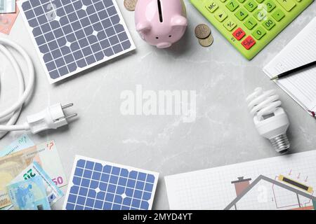 Composizione piana con pannelli solari su tavolo in marmo. Spazio per il testo Foto Stock