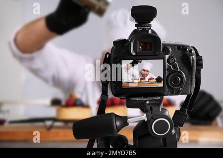 Fotografia di cibo. Riprese di dolci decorativi dello chef, focalizzazione sulla fotocamera Foto Stock