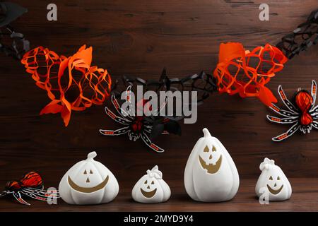 Portacandele bianco a forma di zucca e ragno di carta su tavolo di legno. Decorazione di Halloween Foto Stock