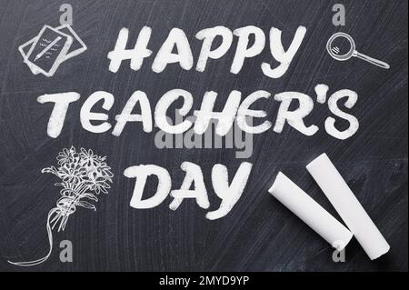 Testo Happy Teacher's Day con disegni e gesso sulla lavagna, vista dall'alto. Design del biglietto d'auguri Foto Stock