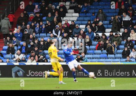 I tifosi dell'Oldham Athletic Association Football Club guardano la partita durante la partita della Vanarama National League tra Oldham Athletic e la città FC Halifax al Boundary Park, Oldham, venerdì 3rd febbraio 2023. (Foto: Eddie Garvey | NOTIZIE MI) Credit: NOTIZIE MI & Sport /Alamy Live News Foto Stock