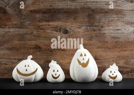 Portacandele a forma di zucca bianca su tavolo nero. Decorazione di Halloween Foto Stock