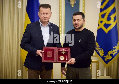 Kiev, Ucraina. 03rd Feb, 2023. Il presidente ucraino Volodymyr Zelenskyy, a destra, premia il ministro della Difesa polacco Mariusz Błaszczak con l'Ordine del merito, primo grado al Palazzo Mariinsky, 3 febbraio 2023 a Kyiv, Ucraina. Zelenskyy ha ringraziato la Polonia per aver condotto altre nazioni alleate nell'invio di moderni carri armati leopardo. Credit: Foto piscina/Ufficio stampa presidenziale ucraino/Alamy Live News Foto Stock