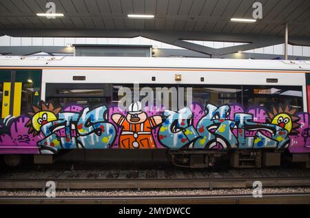 Graffiti sul lato di un treno di Londra alla stazione di London Bridge Foto Stock