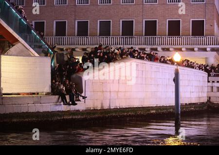 Carnevale di Venezia: La sfilata dei sognatori scivola lungo le acque del Canal Grande tra fuoco, danza, musica e acrobazie. Sono le creature magiche, le voci, i corpi danzanti dei ballerini e degli acrobati che questa sera hanno dato il via all'apertura ufficiale del Carnevale di Venezia 2023 'prenditi il tempo per i segni originali'. Un maestoso palcoscenico galleggiante, con alcune scenografie di opere eseguite al Teatro la Fenice, ha attraversato le acque del canale più famoso del mondo per dare vita ad uno spettacolo, 'Original Dreamers', che ha affascinato il pubblico. Un viaggio di un'ora, dal Foto Stock