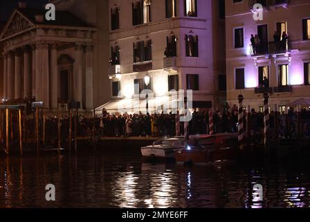 Carnevale di Venezia: La sfilata dei sognatori scivola lungo le acque del Canal Grande tra fuoco, danza, musica e acrobazie. Sono le creature magiche, le voci, i corpi danzanti dei ballerini e degli acrobati che questa sera hanno dato il via all'apertura ufficiale del Carnevale di Venezia 2023 'prenditi il tempo per i segni originali'. Un maestoso palcoscenico galleggiante, con alcune scenografie di opere eseguite al Teatro la Fenice, ha attraversato le acque del canale più famoso del mondo per dare vita ad uno spettacolo, 'Original Dreamers', che ha affascinato il pubblico. Un viaggio di un'ora, dal Foto Stock