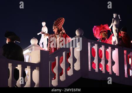 Carnevale di Venezia: La sfilata dei sognatori scivola lungo le acque del Canal Grande tra fuoco, danza, musica e acrobazie. Sono le creature magiche, le voci, i corpi danzanti dei ballerini e degli acrobati che questa sera hanno dato il via all'apertura ufficiale del Carnevale di Venezia 2023 'prenditi il tempo per i segni originali'. Un maestoso palcoscenico galleggiante, con alcune scenografie di opere eseguite al Teatro la Fenice, ha attraversato le acque del canale più famoso del mondo per dare vita ad uno spettacolo, 'Original Dreamers', che ha affascinato il pubblico. Un viaggio di un'ora, dal Foto Stock