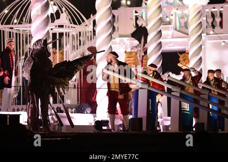 Carnevale di Venezia: La sfilata dei sognatori scivola lungo le acque del Canal Grande tra fuoco, danza, musica e acrobazie. Sono le creature magiche, le voci, i corpi danzanti dei ballerini e degli acrobati che questa sera hanno dato il via all'apertura ufficiale del Carnevale di Venezia 2023 'prenditi il tempo per i segni originali'. Un maestoso palcoscenico galleggiante, con alcune scenografie di opere eseguite al Teatro la Fenice, ha attraversato le acque del canale più famoso del mondo per dare vita ad uno spettacolo, 'Original Dreamers', che ha affascinato il pubblico. Un viaggio di un'ora, dal Foto Stock