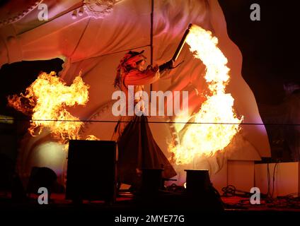 Carnevale di Venezia: La sfilata dei sognatori scivola lungo le acque del Canal Grande tra fuoco, danza, musica e acrobazie. Sono le creature magiche, le voci, i corpi danzanti dei ballerini e degli acrobati che questa sera hanno dato il via all'apertura ufficiale del Carnevale di Venezia 2023 'prenditi il tempo per i segni originali'. Un maestoso palcoscenico galleggiante, con alcune scenografie di opere eseguite al Teatro la Fenice, ha attraversato le acque del canale più famoso del mondo per dare vita ad uno spettacolo, 'Original Dreamers', che ha affascinato il pubblico. Un viaggio di un'ora, dal Foto Stock