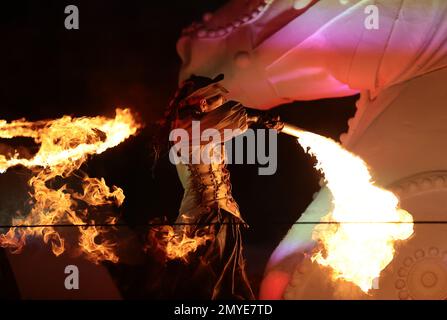 Carnevale di Venezia: La sfilata dei sognatori scivola lungo le acque del Canal Grande tra fuoco, danza, musica e acrobazie. Sono le creature magiche, le voci, i corpi danzanti dei ballerini e degli acrobati che questa sera hanno dato il via all'apertura ufficiale del Carnevale di Venezia 2023 'prenditi il tempo per i segni originali'. Un maestoso palcoscenico galleggiante, con alcune scenografie di opere eseguite al Teatro la Fenice, ha attraversato le acque del canale più famoso del mondo per dare vita ad uno spettacolo, 'Original Dreamers', che ha affascinato il pubblico. Un viaggio di un'ora, dal Foto Stock