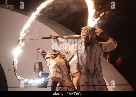 Carnevale di Venezia: La sfilata dei sognatori scivola lungo le acque del Canal Grande tra fuoco, danza, musica e acrobazie. Sono le creature magiche, le voci, i corpi danzanti dei ballerini e degli acrobati che questa sera hanno dato il via all'apertura ufficiale del Carnevale di Venezia 2023 'prenditi il tempo per i segni originali'. Un maestoso palcoscenico galleggiante, con alcune scenografie di opere eseguite al Teatro la Fenice, ha attraversato le acque del canale più famoso del mondo per dare vita ad uno spettacolo, 'Original Dreamers', che ha affascinato il pubblico. Un viaggio di un'ora, dal Foto Stock