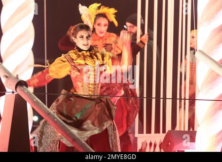 Carnevale di Venezia: La sfilata dei sognatori scivola lungo le acque del Canal Grande tra fuoco, danza, musica e acrobazie. Sono le creature magiche, le voci, i corpi danzanti dei ballerini e degli acrobati che questa sera hanno dato il via all'apertura ufficiale del Carnevale di Venezia 2023 'prenditi il tempo per i segni originali'. Un maestoso palcoscenico galleggiante, con alcune scenografie di opere eseguite al Teatro la Fenice, ha attraversato le acque del canale più famoso del mondo per dare vita ad uno spettacolo, 'Original Dreamers', che ha affascinato il pubblico. Un viaggio di un'ora, dal Foto Stock