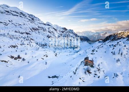 Vista sul Rifugio Calvi e sul lago di Fregabolgia in inverno. Carona, Val Brembana, Alpi Orobie, Bergamo, Provincia di Bergamo, Lombardia, Italia, Europa. Foto Stock