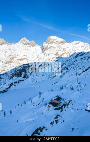 Vista sul Rifugio Calvi e sul lago di Fregabolgia in inverno. Carona, Val Brembana, Alpi Orobie, Bergamo, Provincia di Bergamo, Lombardia, Italia, Europa. Foto Stock