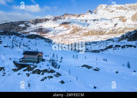 Vista sul Rifugio Calvi e sul lago di Fregabolgia in inverno. Carona, Val Brembana, Alpi Orobie, Bergamo, Provincia di Bergamo, Lombardia, Italia, Europa. Foto Stock